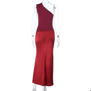 Vue arrière d'une robe rouge à une épaule avec haut mat et ourlet sirène satiné