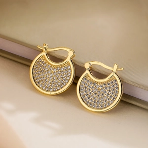 Boucles d'oreilles géométriques plaquées or avec zircons pavés sur texture cuir