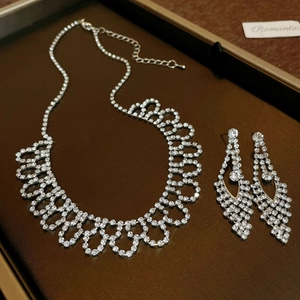Set collana e orecchini con strass argentati in un'elegante confezione regalo