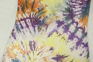 Gros plan sur l'imprimé artistique abstrait d'une robe moulante vintage aux tons vifs