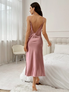 Détail élégant du dos nu sur une robe en satin rose poudré avec de fines bretelles