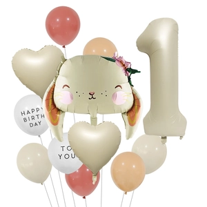 Dettaglio palloncino a coniglio con numero 1 per decorazioni del primo compleanno