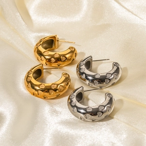 Thick 18K gold and silver stainless steel C-shaped hoop earrings with hollow heart pattern