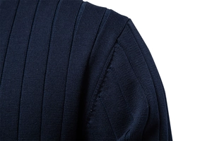Dettaglio delle cuciture sulle spalle di un cardigan da uomo in maglia a coste blu