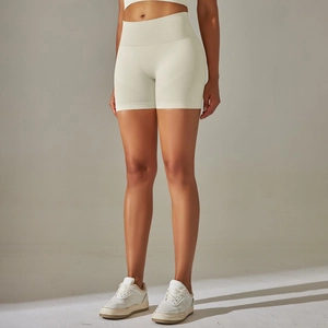 Gros plan sur le short de yoga côtelé sans couture à taille haute en blanc crème