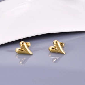 Boucles d'oreilles cœur minimalistes en acier inoxydable doré 18 carats avec fini poli