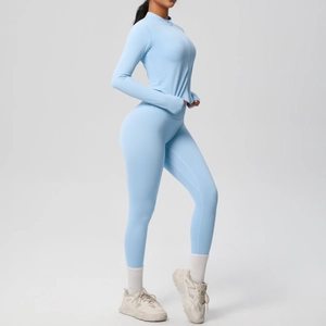 Ensemble de yoga bleu clair deux pièces avec legging taille haute et veste zippée à manches longues