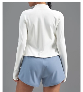 Vue arrière du haut de sport blanc à manches longues et du short de yoga bleu clair