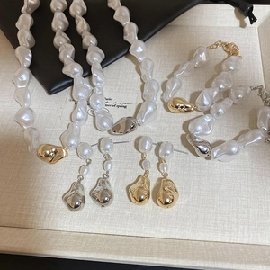 Ensemble de bijoux en perles baroques avec détails métalliques de style lave dorée et argentée