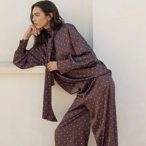 Ensemble élégant chemisier à pois en soie marron foncé et pantalon large femme