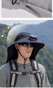 Dettaglio cappello da sole outdoor con tesa larga, protezione nuca e ventola solare