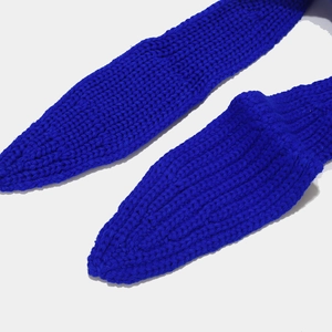 Dettaglio della trama a maglia blu reale e della lavorazione della lana sul cappello