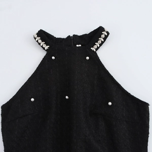 Robe licou noire élégante de style français avec texture tweed et perles nacrées
