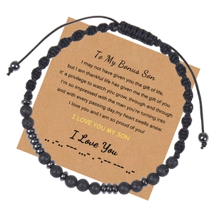 Détail du bracelet code Morse avec pierre de lave noire et carte de message