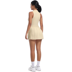 Détail de la mini-jupe plissée et du haut polo en tissu sport de couleur crème