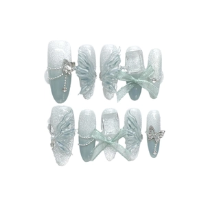 Faux ongles œil de chat bleu pailleté avec ailes en résine et breloques papillon