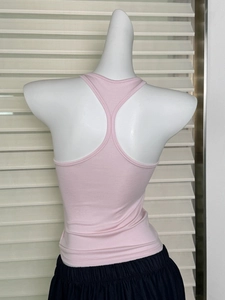 Vista posteriore di una canotta rosa aderente in maglia a coste con dorso a vogatore