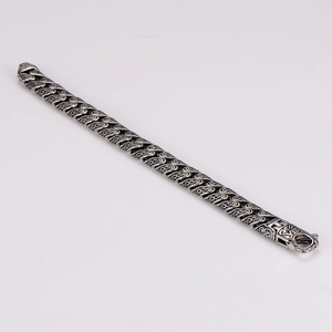Dettaglio delle incisioni vintage e della chiusura su un bracciale da uomo in acciaio