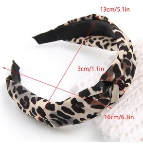 Vue détaillée du serre-tête léopard avec nœud montrant les dimensions de 13 cm par 16 cm