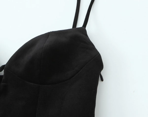 Détail de la fine bretelle et de la fermeture éclair invisible sur la robe noire