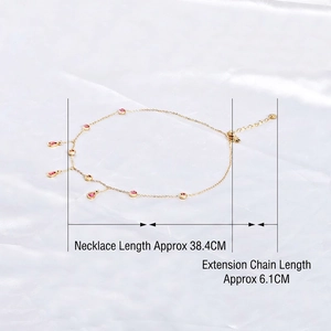 Collier en or avec pierres de zircon roses et rouges sur fond de soie blanche 38.4cm