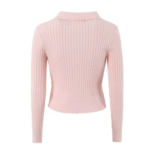 Pull en maille côtelée rose avec col polo et coupe ajustée vue de dos sur fond blanc