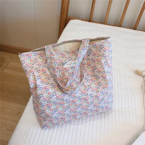 Gros plan du sac en coton floral montrant la fermeture éclair et la doublure interne