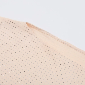 Détail du tissu nude avec strass argentés et coutures de haute qualité de la robe