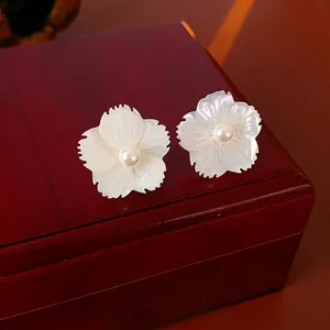Boucles D'oreilles Puces Fleur Élégantes Avec Nacre Künstliche Perle D'imitation Cuivre Et Tige En Argent Pour Femmes