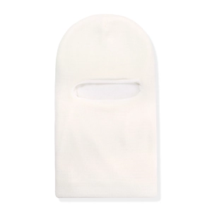 Détail de la cagoule tricotée blanche pour enfants montrant la texture douce et le trou