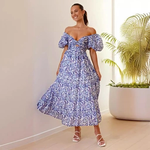 Blumiges schulterfreies Sommerkleid mit Puffärmeln und Stufenrock für den Strandurlaub