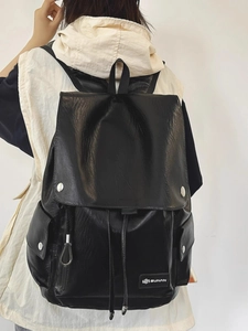 Zaino premium in pelle PU nera con chiusura a coulisse e tasche laterali con bottoni