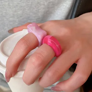 Chic two-piece set of acrylic resin rings in pink marble and bold rose geometric shapes