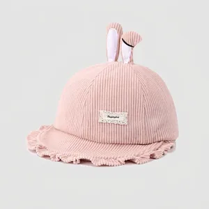 Chapeau enfant en velours rose avec oreilles de lapin et bordure en dentelle