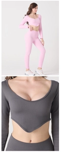 Dettaglio dei leggings da yoga a coste a vita alta e del crop top a maniche lunghe bicolore
