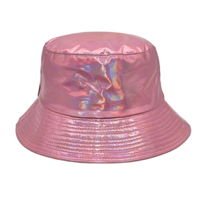 Detail eines rosa schillernden Fischerhuts aus PU-Leder mit Metallic-Reflektionseffekt