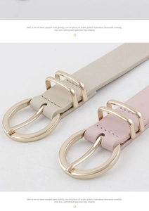 Détail de ceintures en cuir crème et rose avec boucles ovales dorées élégantes et passants