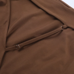 Détail de la boucle métallique réglable et des coutures sur la robe dos nu marron café