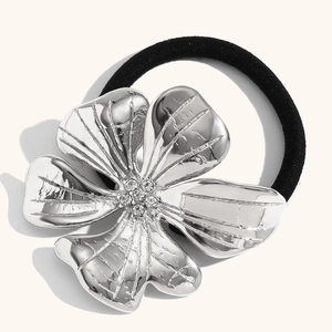 Élastique à cheveux chic en acier avec fleur argentée texturée et cristal au centre