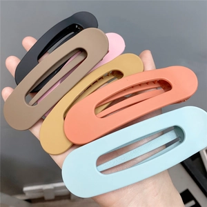 Minimalist hollow hair claw with matte acrylic finish, ideal for daily styling and washing.