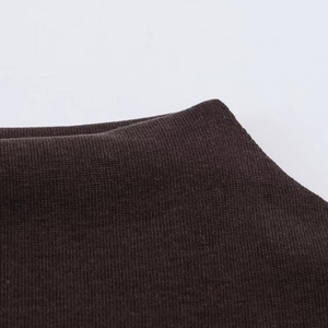Gros plan détaillé sur la texture en tricot marron foncé et les coutures de la robe