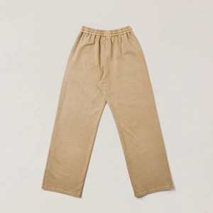 Dettaglio macro dei pantaloni cargo kaki lavati vintage con trama del tessuto e cuciture