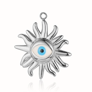 Makro-Detail von silbernem Sonnenanhänger mit blauem Evil-Eye-Amulett und gewellten Sonnenstrahlen