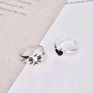 Adjustable silver rings with heart shape and engraved crying face in streetwear style