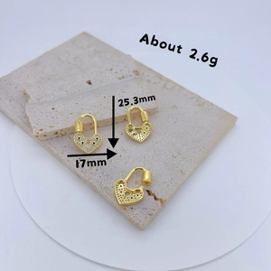 Vue détaillée des dimensions d'un pendentif coeur avec vis, plaqué or et zircone