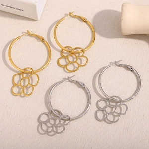 Boucles d'oreilles créoles plaquées or 18 carats et argent avec pendentifs fleurs évidés