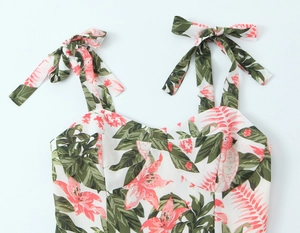 Détails des bretelles à nœuds réglables et imprimé floral tropical sur robe d'été