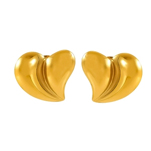 Boucles d'oreilles cœur en acier inoxydable plaqué or 18 carats sur fond blanc