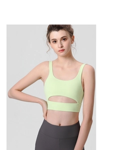 Détail du soutien-gorge de sport vert citron à maintien élevé avec découpe pour yoga et fitness