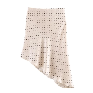 Jupe midi asymétrique en satin à pois champagne pour un look élégant et chic